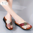 Sandalia cruzada: suavidad, confort y un acabado sofisticado